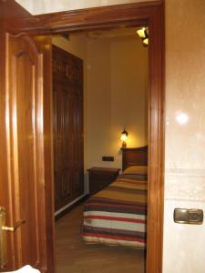 萨拉曼卡格拉纳达旅馆的一间小卧室,卧室内配有一张床铺