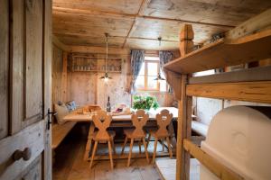 阿维兰奥Chalet Hafling Leckplått的小屋内带桌椅的用餐室