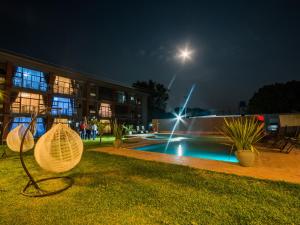 Kitwe舍伯恩酒店 的一座晚上设有游泳池的建筑
