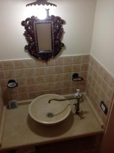 拉波拉诺泰尔梅Relax Centro storico的浴室设有水槽和墙上的镜子