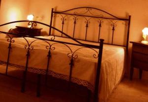 普蒂尼亚诺Masseria Costanza的一间卧室配有一张带金属框架的床