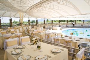 威尔帕扎普拉温尼卡生态度假酒店的一个带桌子的宴会厅和一个游泳池