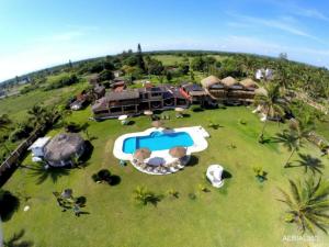 Monte GordoHotel Taboga Eco Boutique & Spa Costa Esmeralda的享有带游泳池的度假村的空中景致
