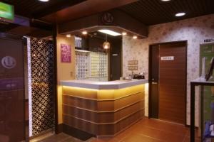 东京汤岛胶囊旅馆（只限男性）的餐厅的酒吧,在房间中带柜台