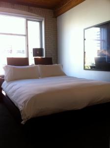 多伦多奥绸酒店的配有2扇窗户的客房内一张大白床