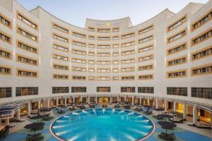 哈伊勒哈伊勒千禧国际酒店的大楼前有游泳池的酒店
