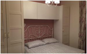 阿西西Il Girasole的一间卧室配有一张床和白色橱柜