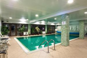 斯塔佐扎格斯基巴尼Hotel Izvor的一座大型游泳池,位于酒店大楼内