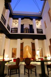 马拉喀什里亚德达阿森旅馆的大房间设有两把椅子和天花板