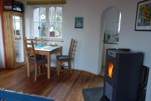 罗埃特根Ferienhaus Quick's Cottage的一间带桌子和炉灶的客厅