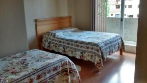 格拉玛多艾斯特瑞拉托旅馆的一间卧室设有两张床和窗户。