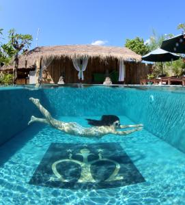 佩母德兰曼斯小屋及Spa酒店的躺在度假村游泳池中的女人