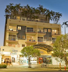 凯恩斯凯恩斯酒店的一座高大的建筑,前面有棕榈树