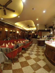 萨尔堡市场酒店的餐厅设有红色椅子和 ⁇ 板地板