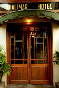 科伦坡夏利马尔酒店的通往酒店并带有上面标志的木门