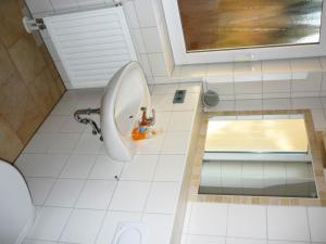 卡尔明茨马勒温克尔潘森酒店的浴室配有盥洗盆和浴缸。