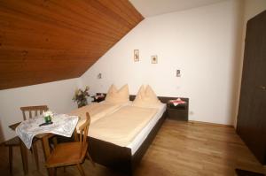 茵特斯托德祖尔珀斯特宾馆的一间卧室配有一张床和一张小桌子