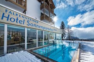 特伦托法肯斯特尼酒店及温泉避暑胜地的雪中带游泳池的酒店