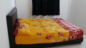 新邦波赖简单民宿的一张床上有五颜六色的毯子,放在房间里