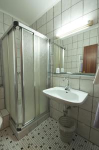 巴特欧波维德纳酒店的一间带水槽和淋浴的浴室