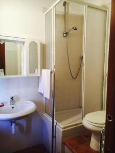 蒙蒂罗奥比塞拉依尼农庄酒店的带淋浴和盥洗盆的浴室