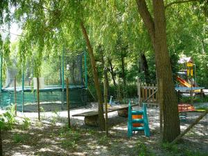 绍尔日La Valière的公园,公园里有一个操场,有树和长凳