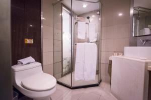 莫泰酒店上海浦东联洋新国际博览中心店的一间浴室