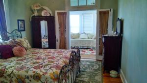 LlanoSandstone Street Bed and Breakfast的一间卧室配有一张床,门通往一间卧室