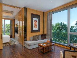 香港遨凯酒店的带沙发和大窗户的客厅
