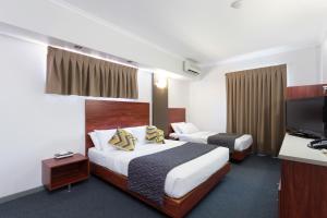 布里斯班罗克利国际汽车旅馆的酒店客房设有两张床和一台平面电视。