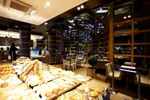首尔你好首尔青年旅舍的展示了大量食物的面包店