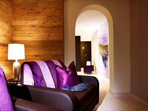伊施格尔Apart Montanara的客厅配有带紫色枕头的沙发
