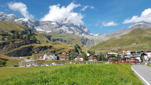 布勒伊-切尔维尼亚Matterhorn Studio Cervinia的山中的一个村庄,有一条路