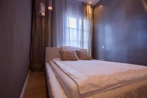 马略卡岛帕尔马帕尔马设计套房酒店 的一间卧室设有一张大床和窗户