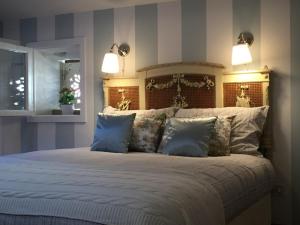 佛罗伦萨Romantic and Charming Apartments的一间卧室配有一张带蓝色枕头的大床