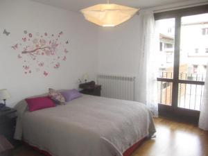 Benasque Apartmento Albar客房内的一张或多张床位