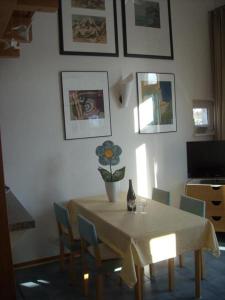 普雷罗Ferienwohnung Döbbelin的餐桌、椅子和花瓶