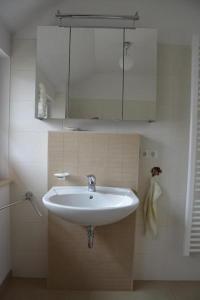 普雷罗Hagens Hus的浴室设有白色水槽和镜子