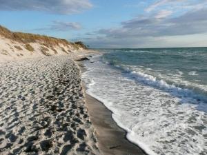 普雷罗Strandlust的波浪涌入海洋的沙滩