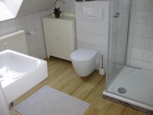 普雷罗Strandlust的浴室配有卫生间、盥洗盆和淋浴。