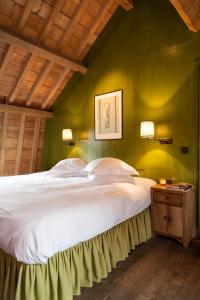 布鲁日运河豪华B＆B住宿加早餐酒店的一间卧室设有一张白色大床和绿色的墙壁