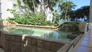 圣胡安相思精品酒店的建筑物旁的挡墙内的游泳池