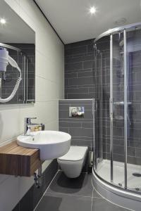 阿姆斯特丹阿姆斯特丹缪斯精品酒店的一间带水槽、卫生间和淋浴的浴室