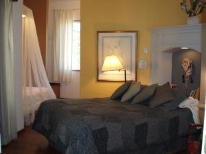 拉斯克鲁塞斯阿尔兹伦丁旅馆的一间卧室配有一张床和一盏灯