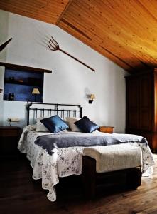 AluezaCasa Lueza的一间卧室配有一张带蓝色枕头的大床