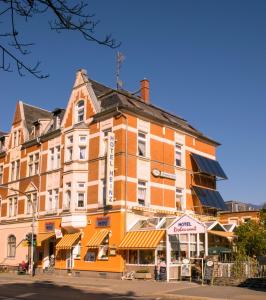普劳恩亨氏酒店 的街道拐角处的一座橙色大建筑