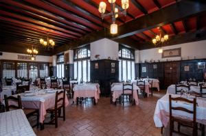 莱昆韦里埃耶斯塔兰II旅馆的一间设有白色桌椅和窗户的用餐室