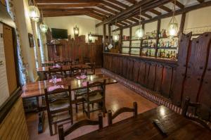 莱昆韦里埃耶斯塔兰II旅馆的享有带桌子的餐厅和酒吧的顶部景色