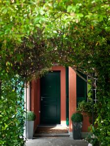巴斯基里奥艾琳娜斯住宿加早餐旅馆的绿树成荫的房子的大门