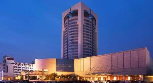 绍兴绍兴咸亨大酒店的一座大型建筑,前面有一个大塔